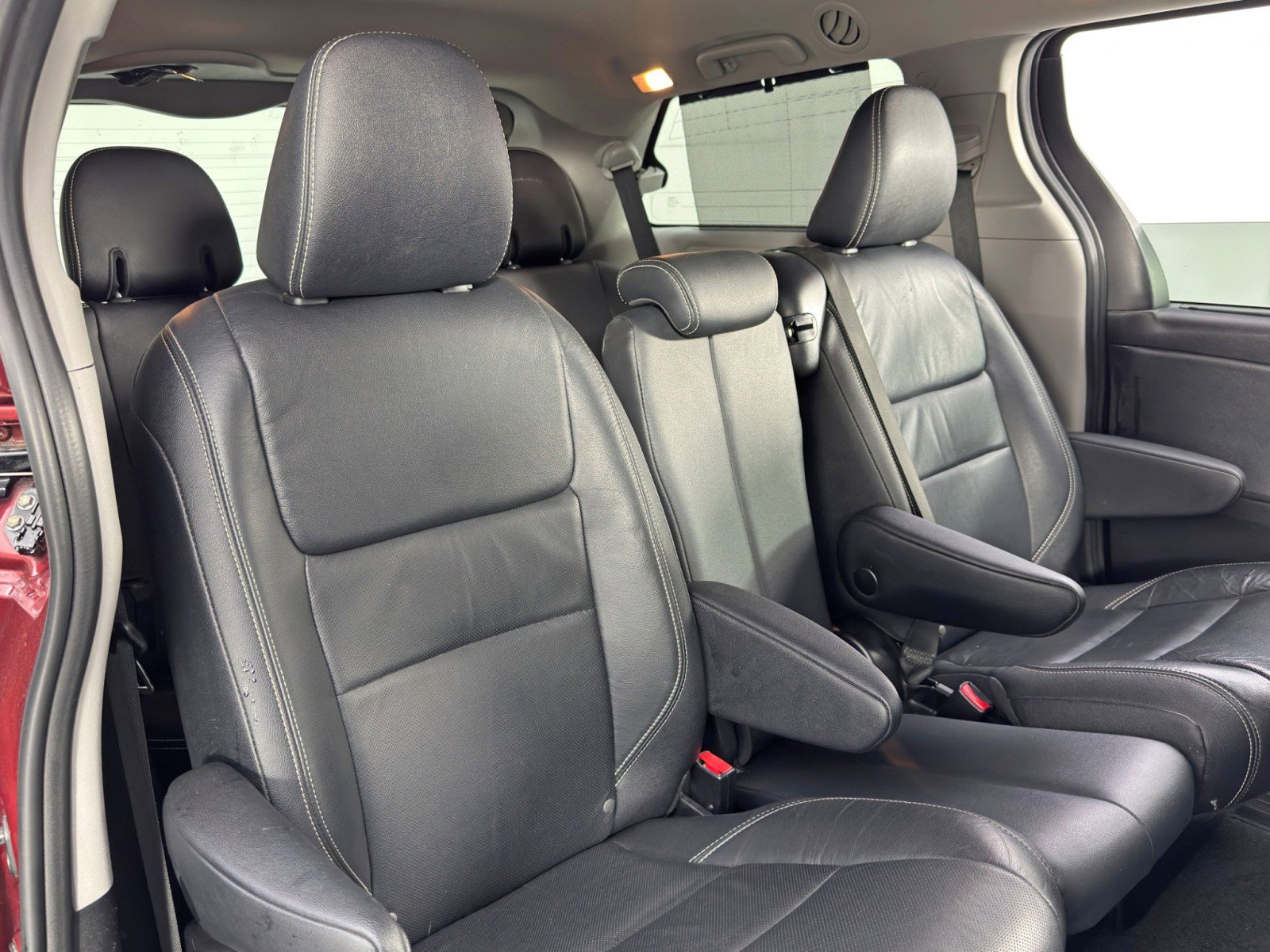 Used 2019 Toyota Sienna SE w/ Carpet Mat Package FWD image 34