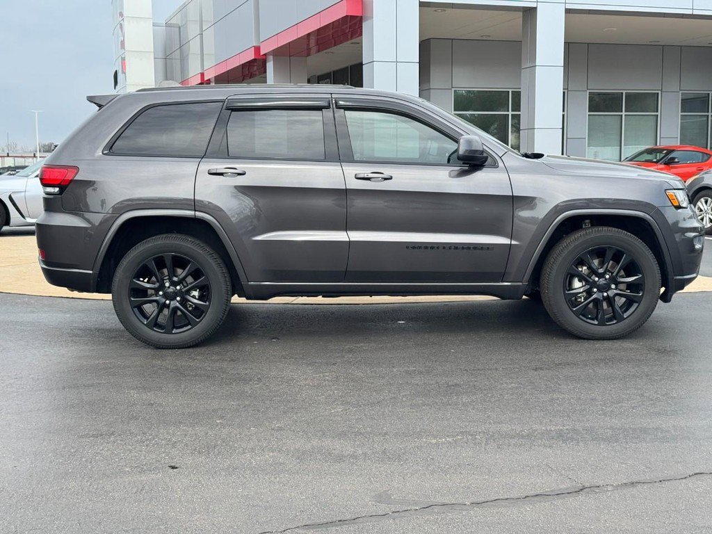 Used 2021 Jeep Grand Cherokee Laredo X AWD/4WD image 2