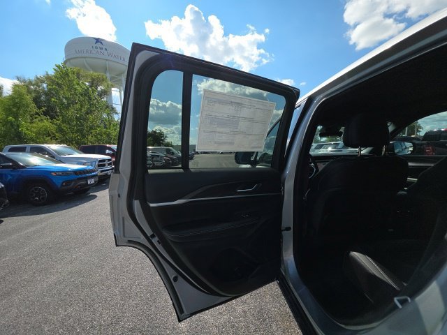 New 2026 Jeep Grand Cherokee Altitude AWD/4WD image 18