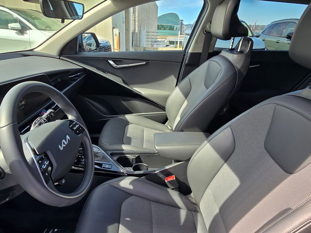 Used 2024 Kia Niro EX Touring image 22