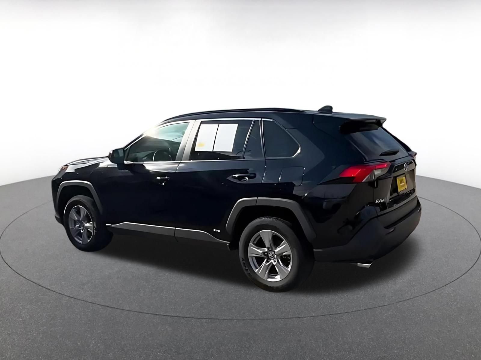 Used 2025 Toyota RAV4 LE AWD/4WD image 10