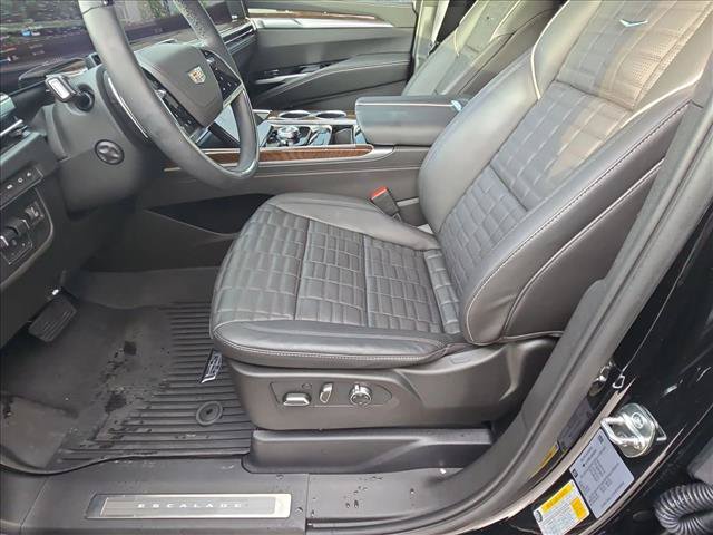 Used 2025 Cadillac Escalade ESV Sport Platinum w/ LPO, ONYX Package AWD/4WD image 17