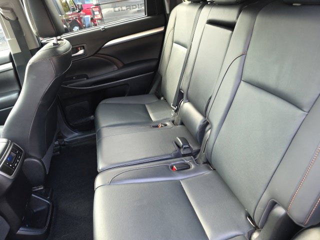 Used 2019 Toyota Highlander XLE AWD/4WD image 19