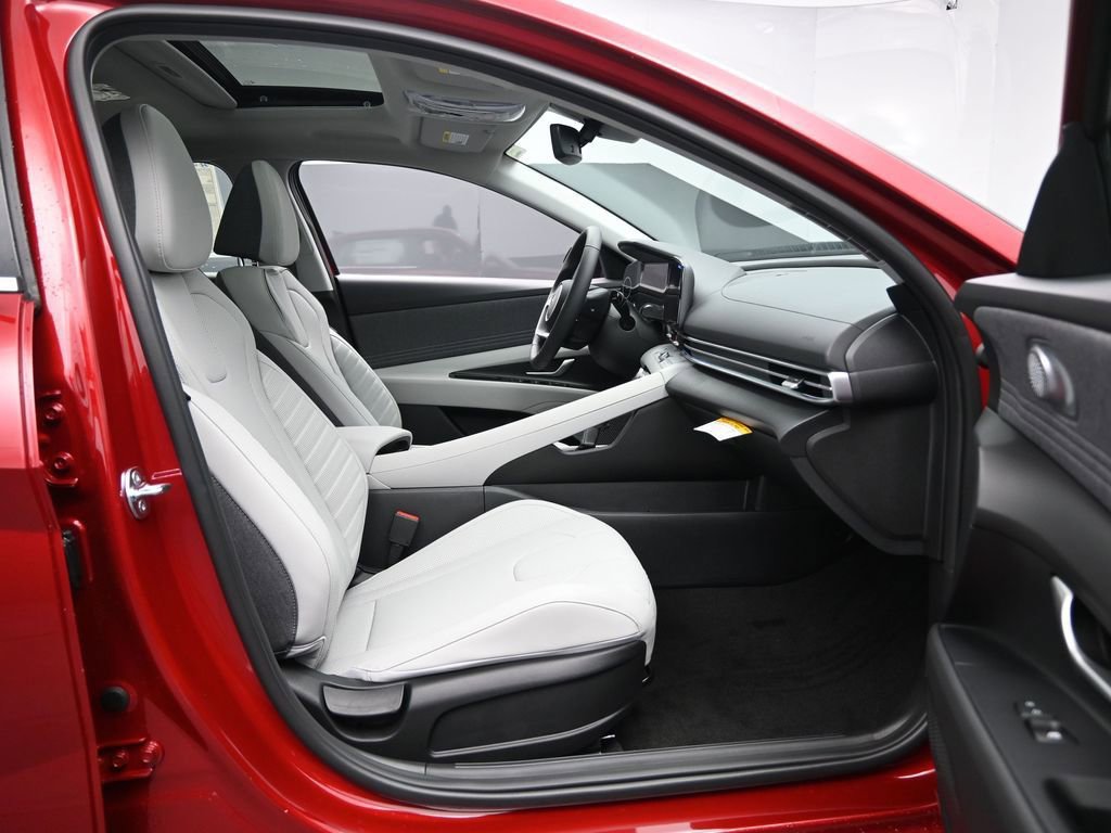 New 2025 Hyundai Elantra Limited image 32