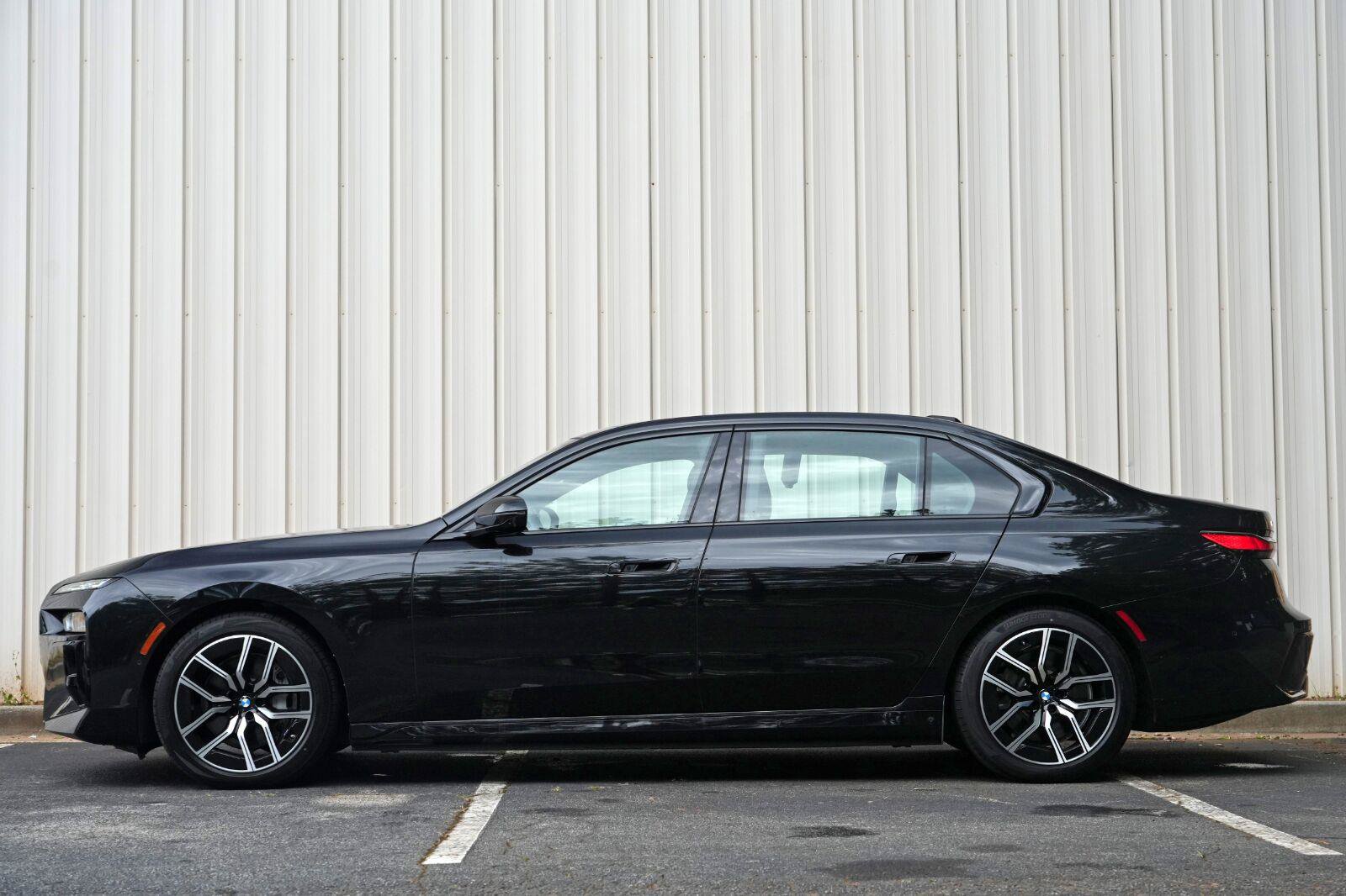 Used 2023 BMW i7 xDrive60 w/ Executive Package 2 AWD/4WD image 8