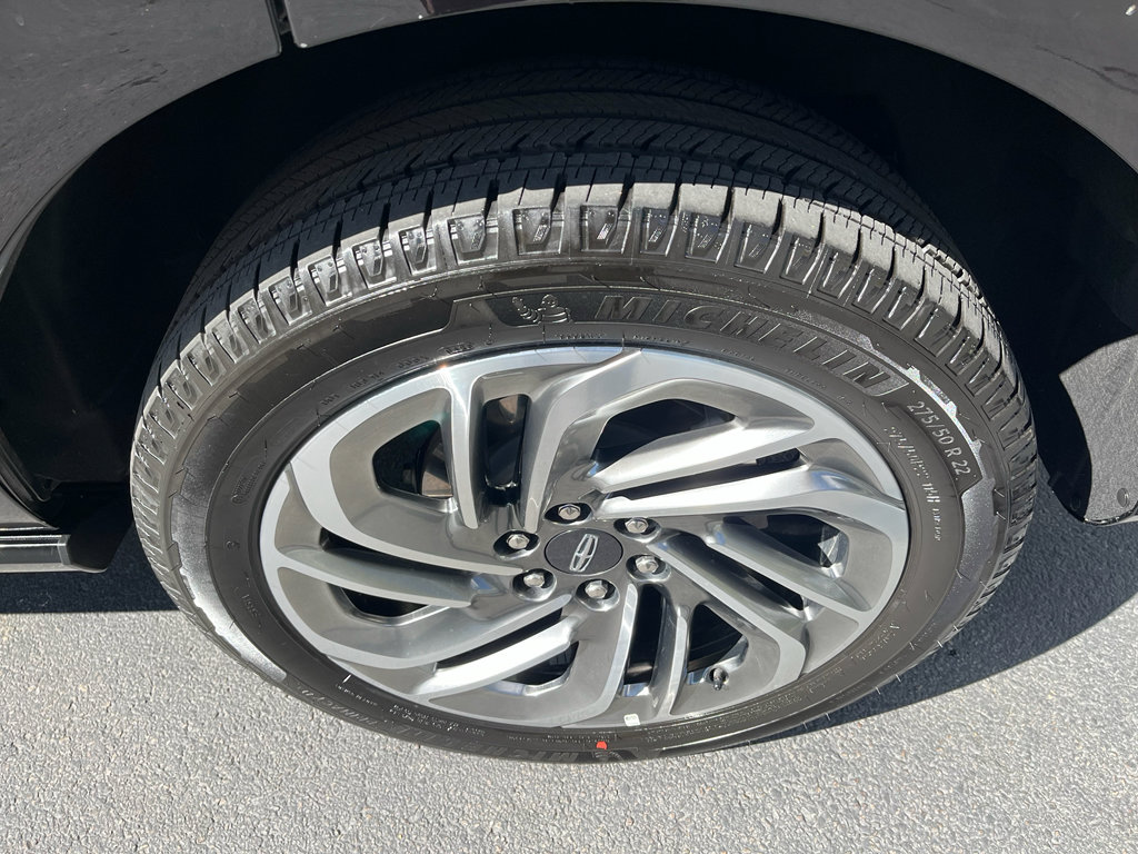 Used 2025 Lincoln Navigator Reserve image 11