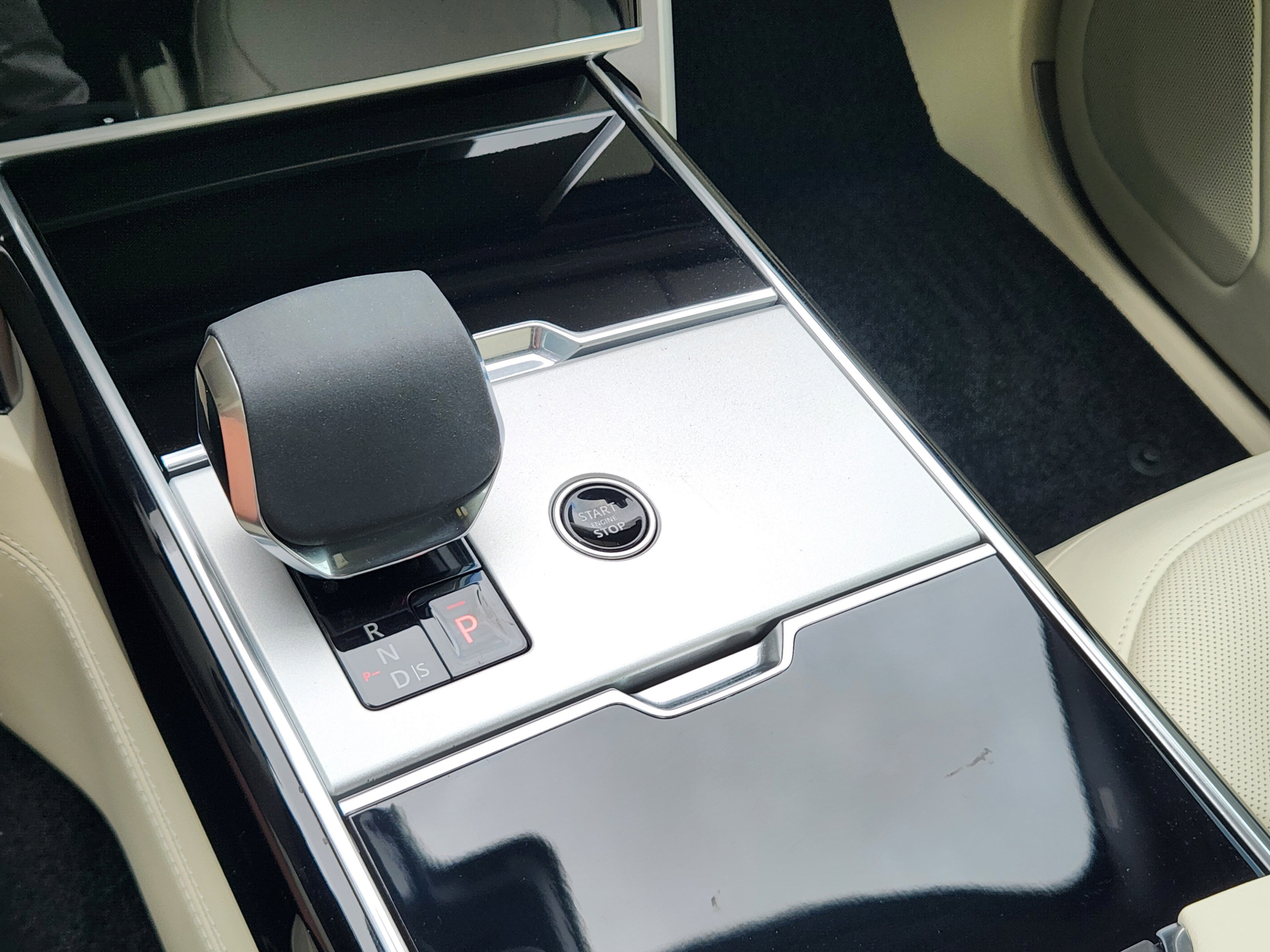 Certified 2025 Land Rover Range Rover SE AWD/4WD image 15
