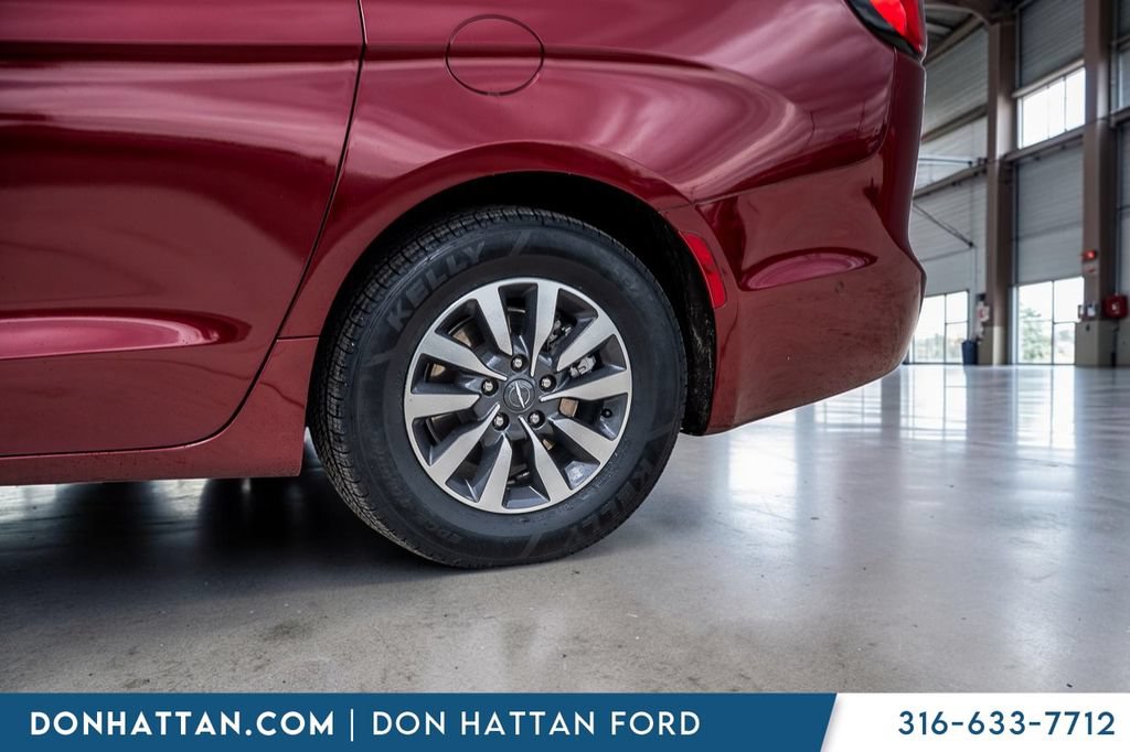 Used 2021 Chrysler Pacifica Touring-L FWD image 32