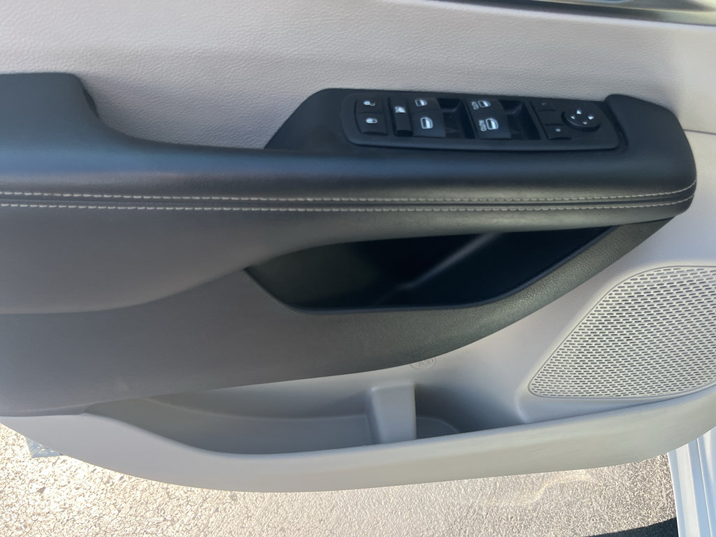 Used 2023 Chrysler Pacifica Touring-L FWD image 15