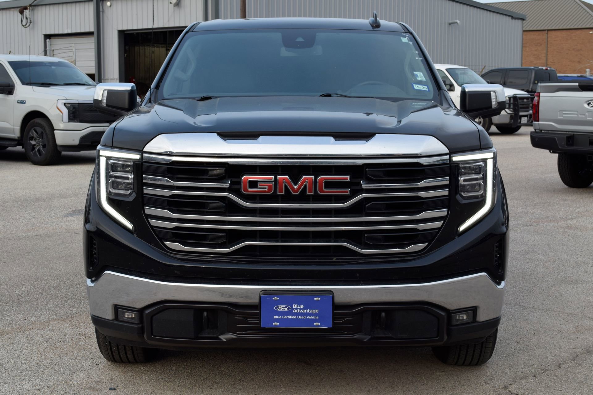 Used 2025 GMC Sierra 1500 SLT image 2