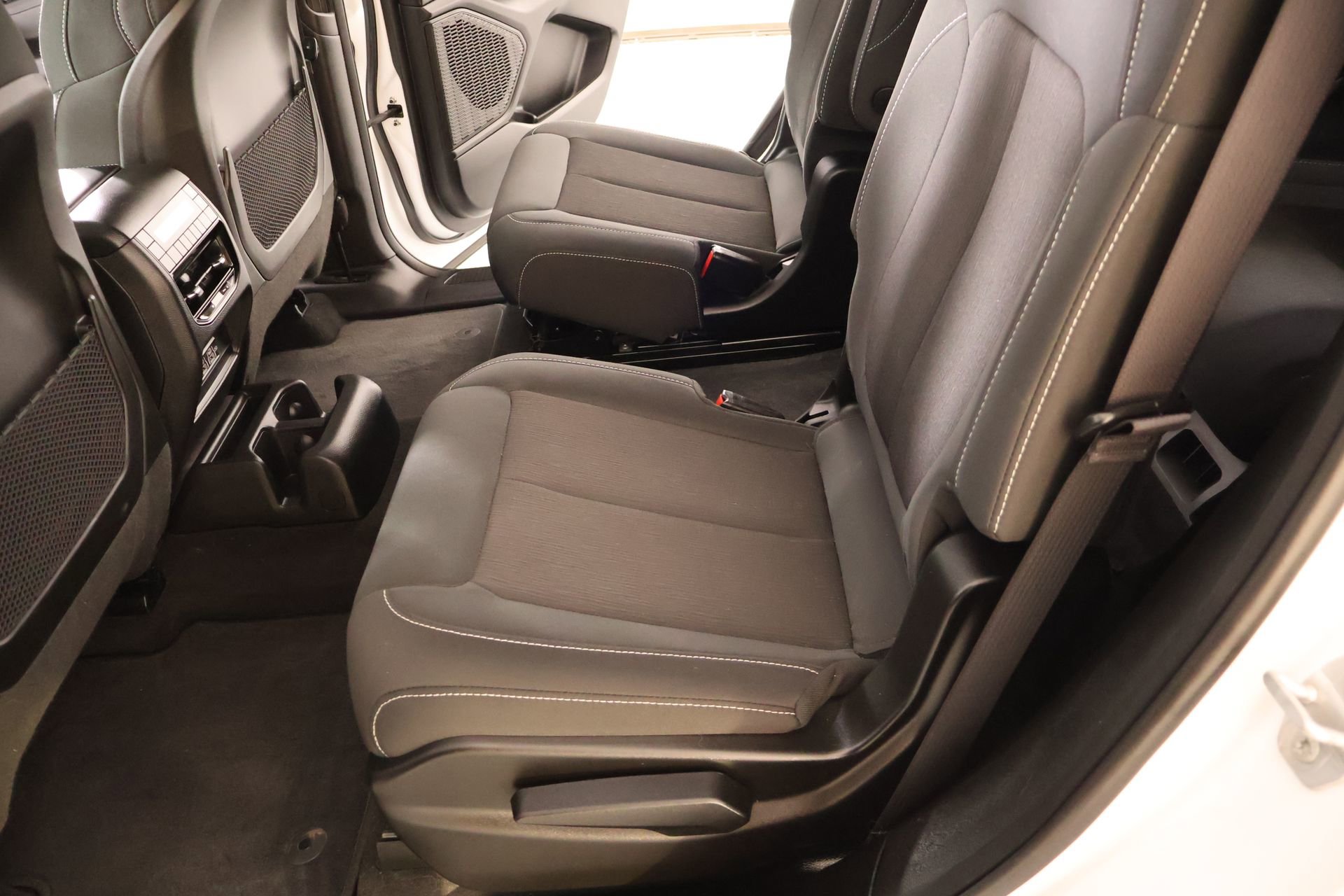 Used 2025 Jeep Grand Cherokee L Laredo RWD image 11