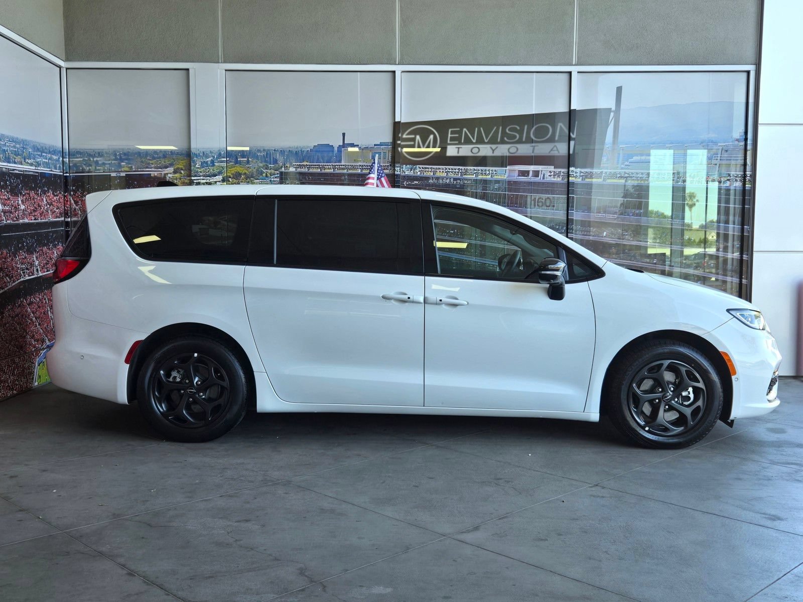 Used 2024 Chrysler Pacifica Limited FWD image 4