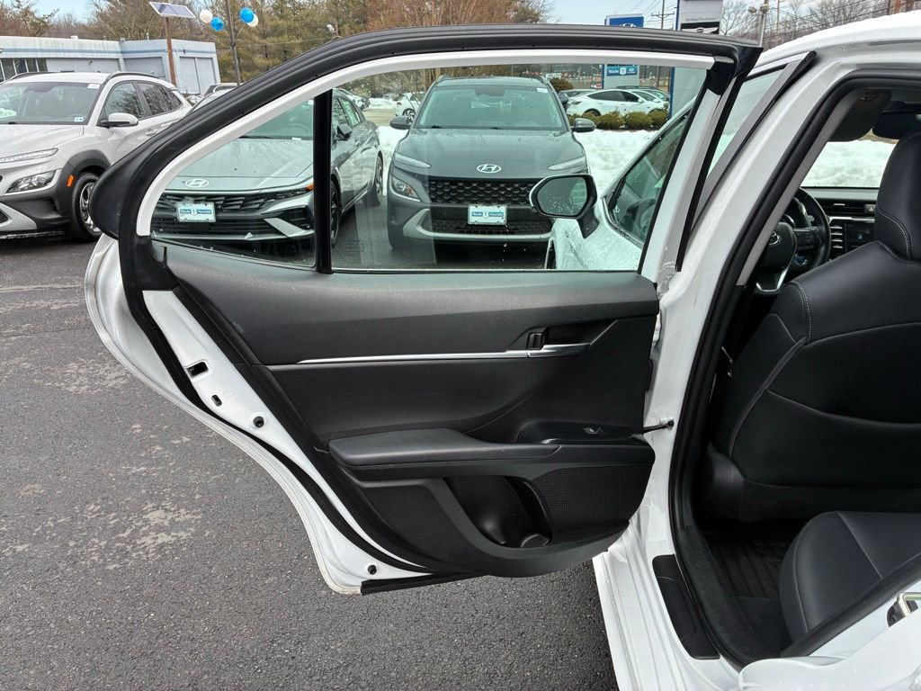 Used 2020 Toyota Camry SE w/ Sunroof Package image 43