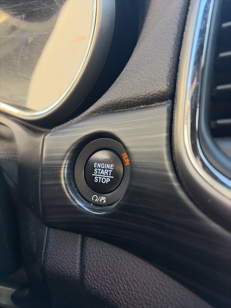 Used 2019 Jeep Grand Cherokee Laredo w/ Security & Convenience Group AWD/4WD image 9