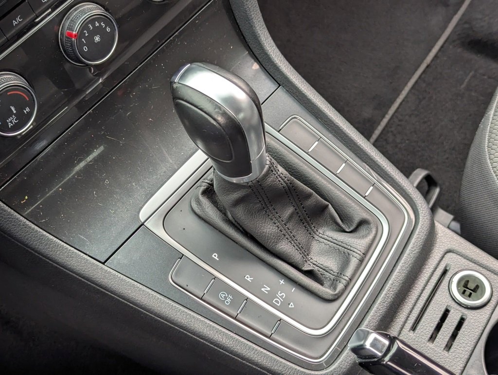 Used 2019 Volkswagen Golf S image 15