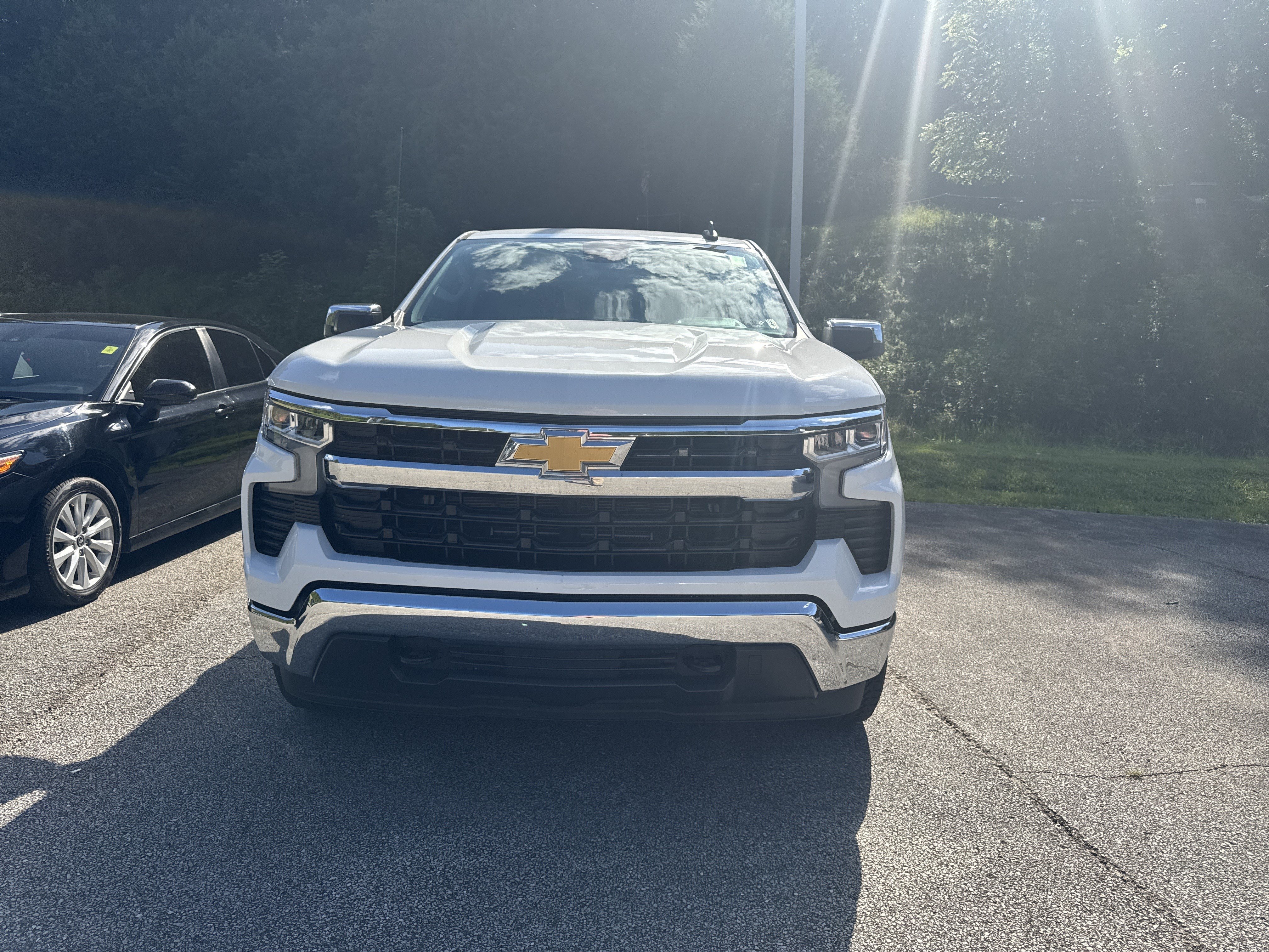 Used 2023 Chevrolet Silverado 1500 LT AWD/4WD image 3