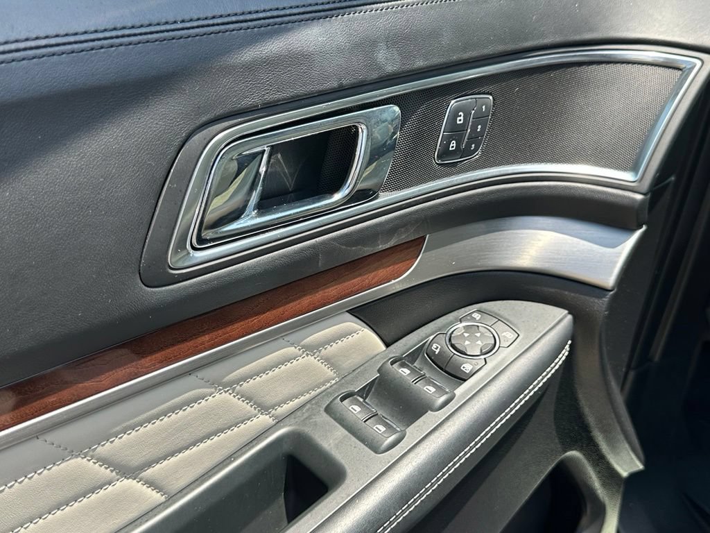 Used 2018 Ford Explorer Platinum AWD/4WD image 17