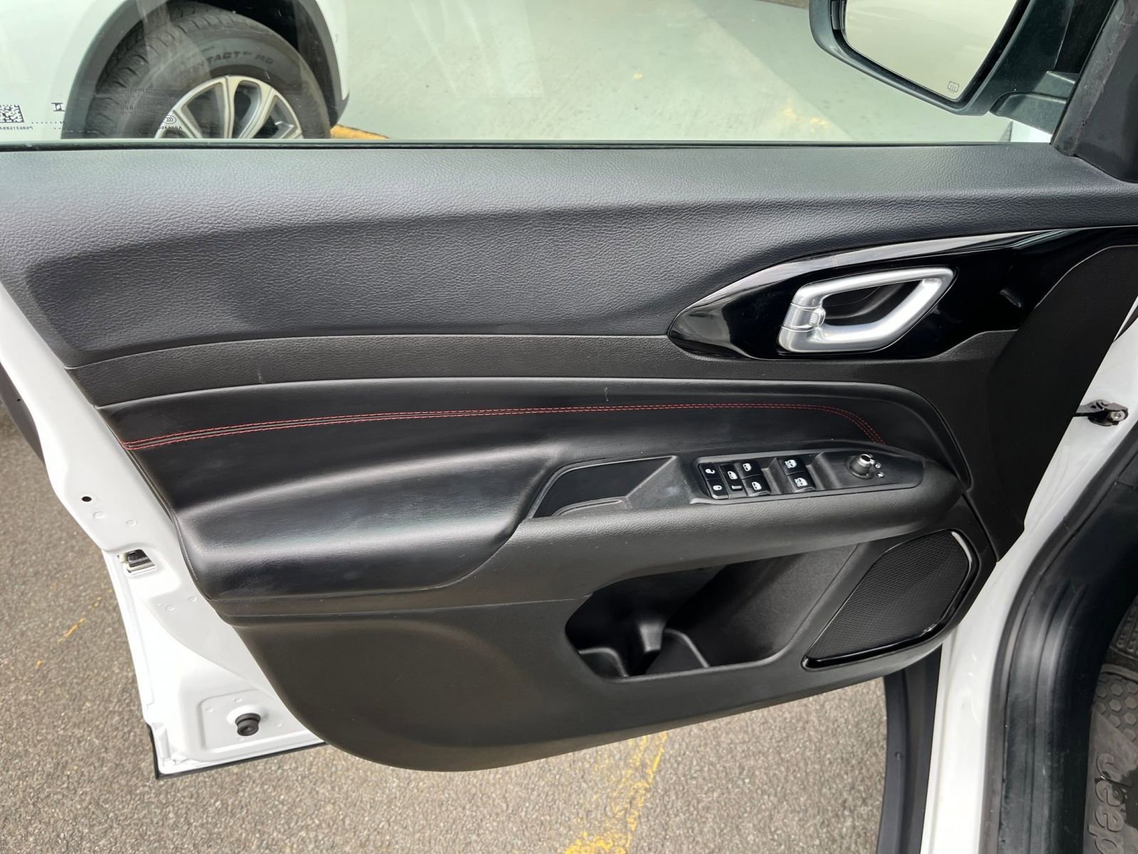 Used 2025 Jeep Compass Trailhawk AWD/4WD image 18