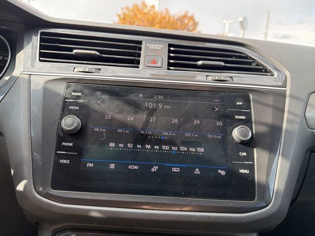 Used 2021 Volkswagen Tiguan SE w/ Panoramic Sunroof Package image 28