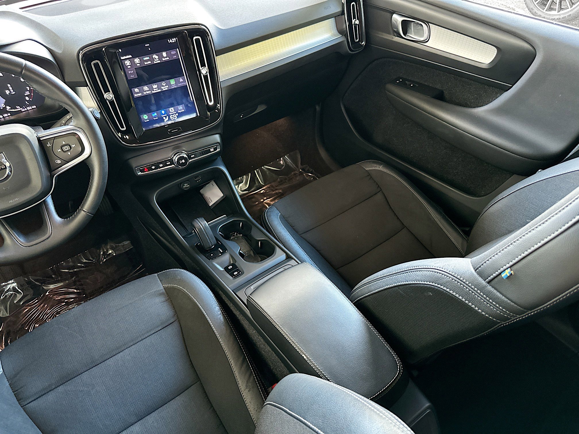 Used 2020 Volvo XC40 T5 Momentum w/ Protection Package Premier image 21