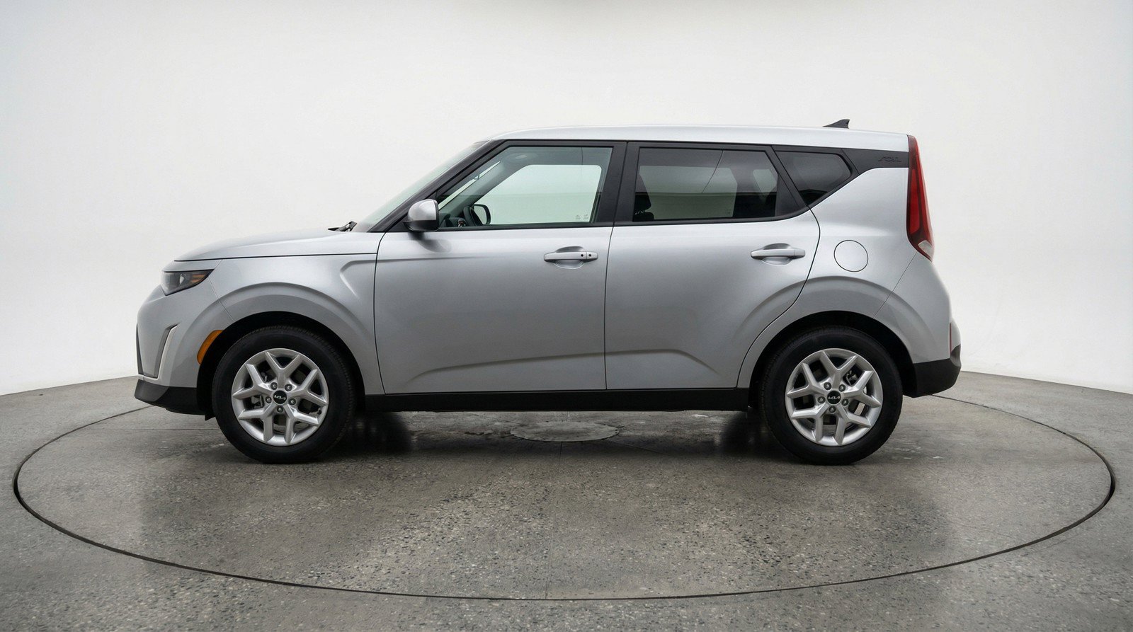 Used 2025 Kia Soul LX w/ LX Technology Package FWD image 5