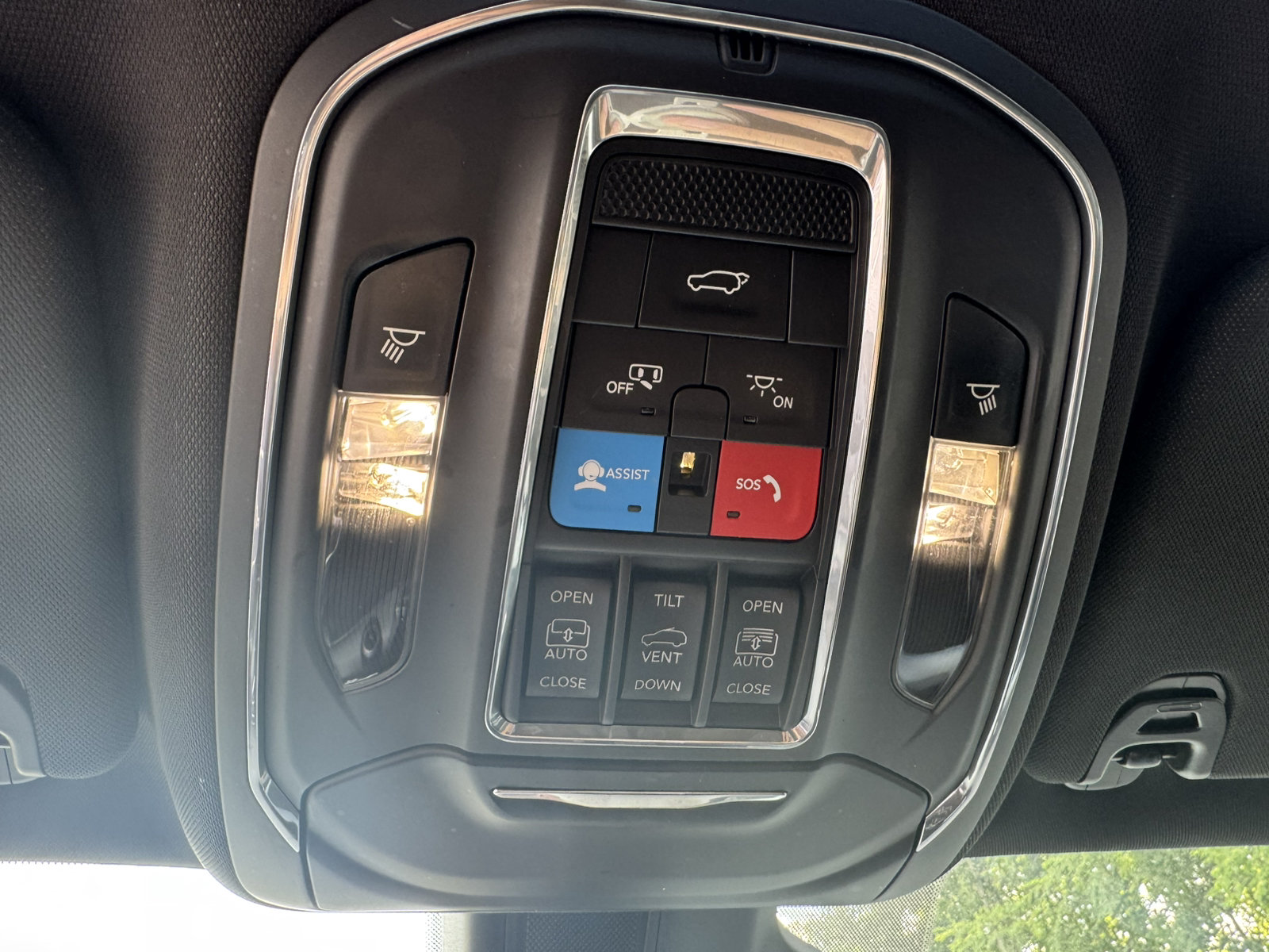 Used 2025 Jeep Wagoneer 2WD w/ Premium Group I image 28