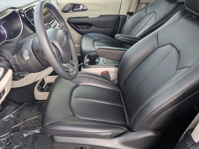 Used 2024 Chrysler Pacifica Select image 16