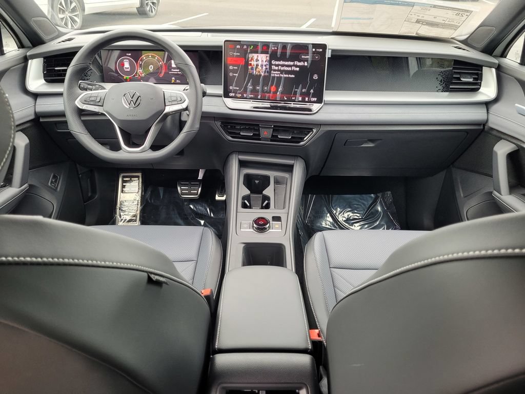 New 2026 Volkswagen Tiguan SE R-Line FWD image 15