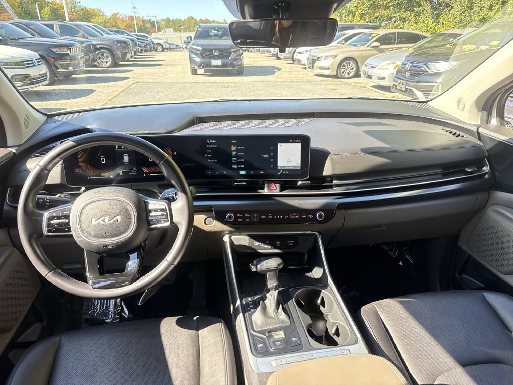 Used 2025 Kia Carnival FWD image 22
