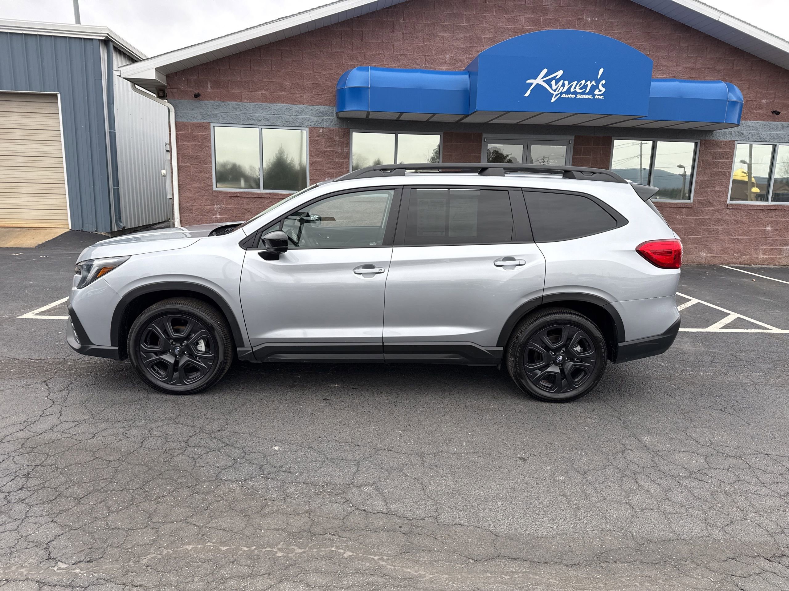 Used 2025 Subaru Ascent Bronze Edition image 3