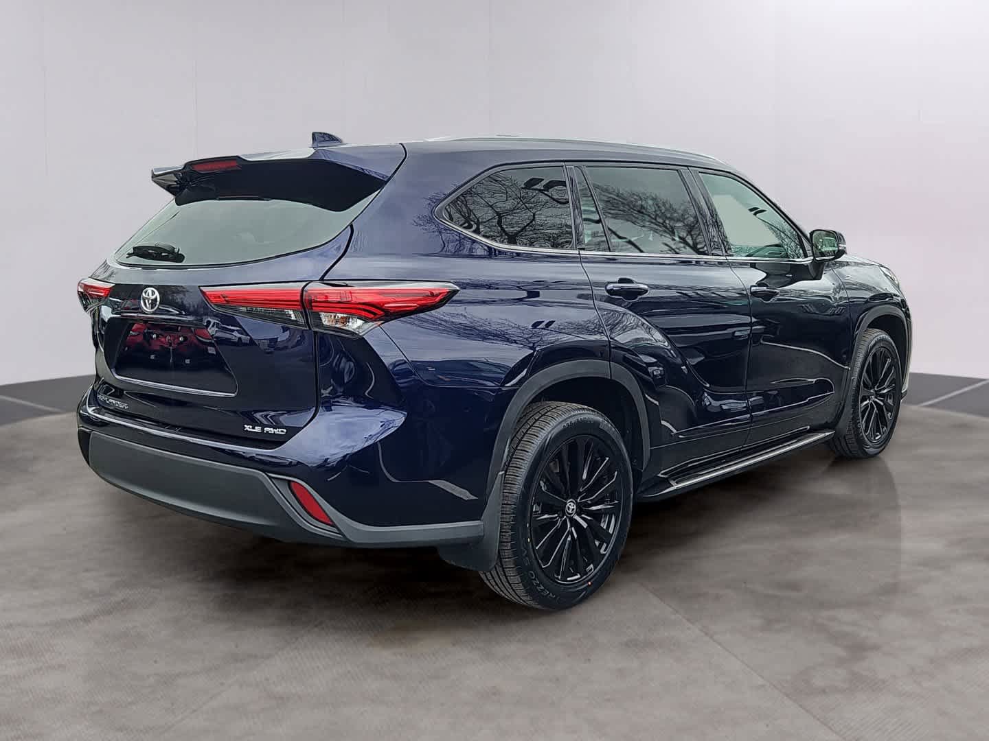 Used 2022 Toyota Highlander XLE AWD/4WD image 4