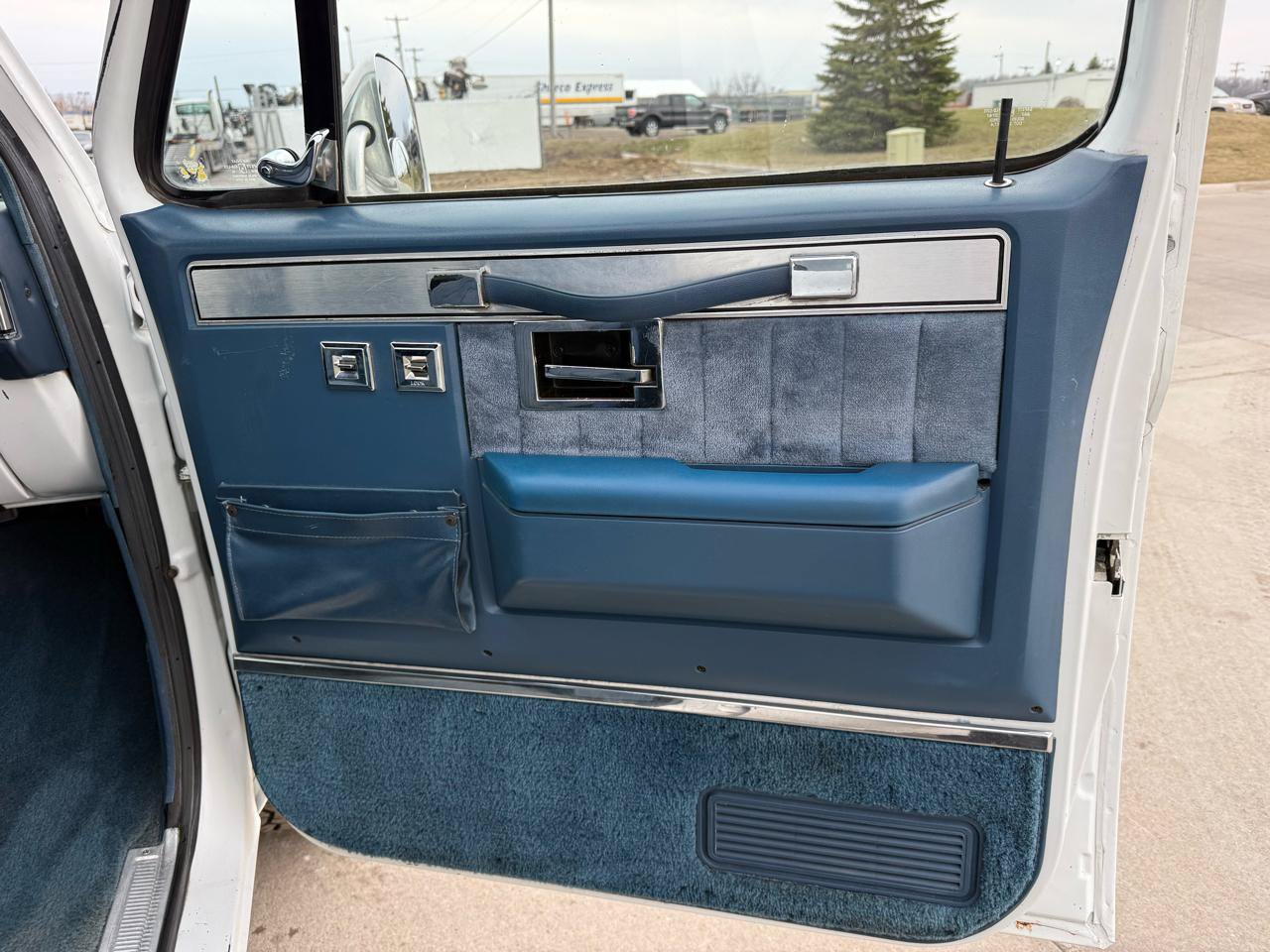 Used 1987 GMC Suburban 4WD image 28