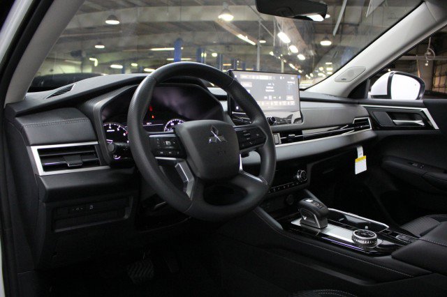 New 2026 Mitsubishi Outlander ES image 5