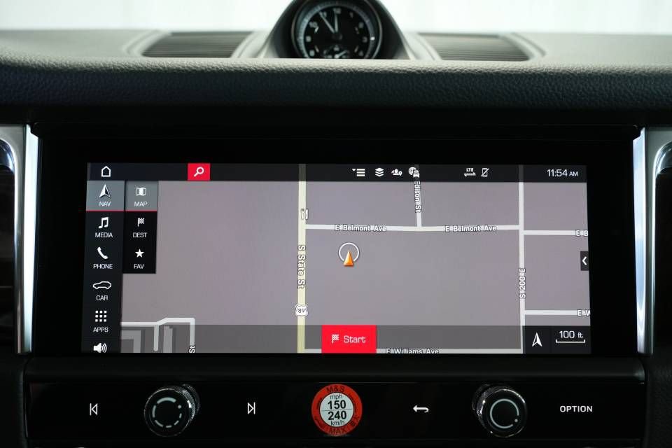 Certified 2025 Porsche Macan AWD/4WD image 20