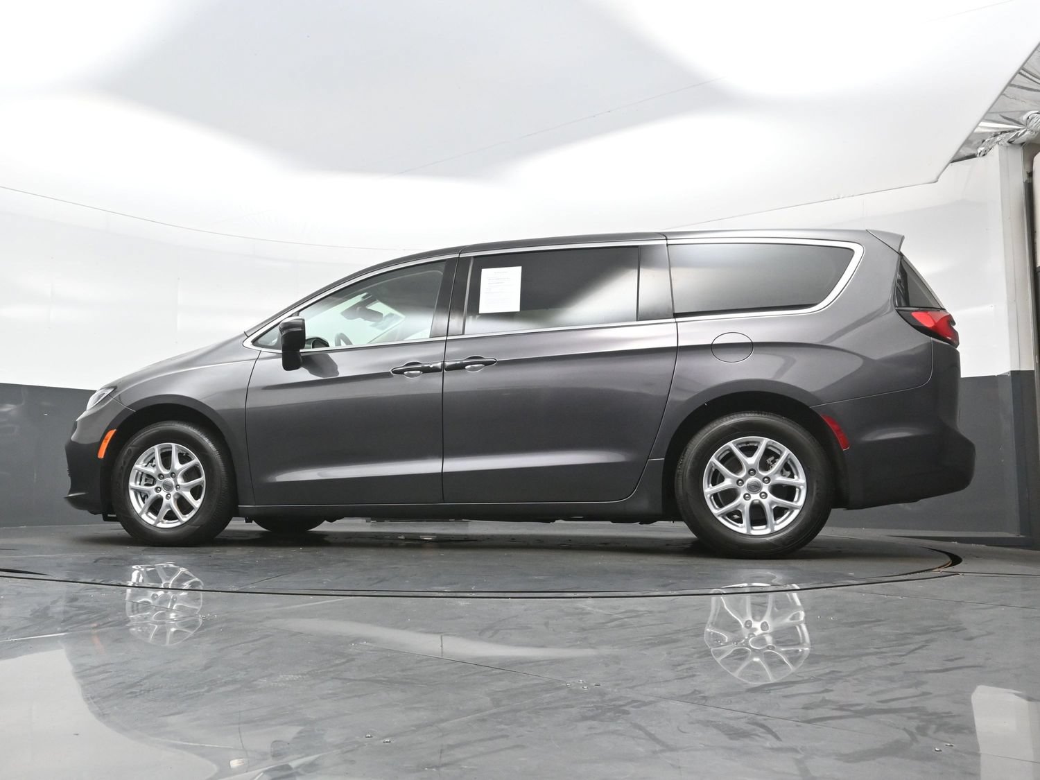 Used 2023 Chrysler Pacifica Touring-L FWD image 31