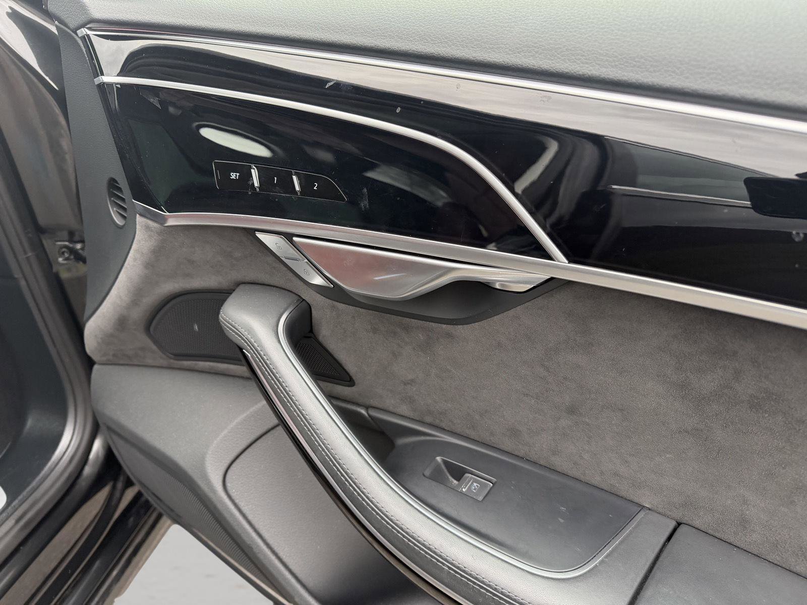 Used 2020 Audi S8 L w/ S8 Executive Package image 33