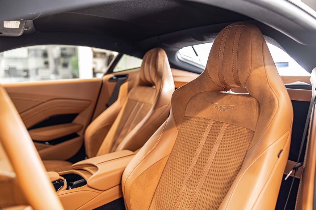 Used 2023 Aston Martin V8 Vantage Coupe image 16