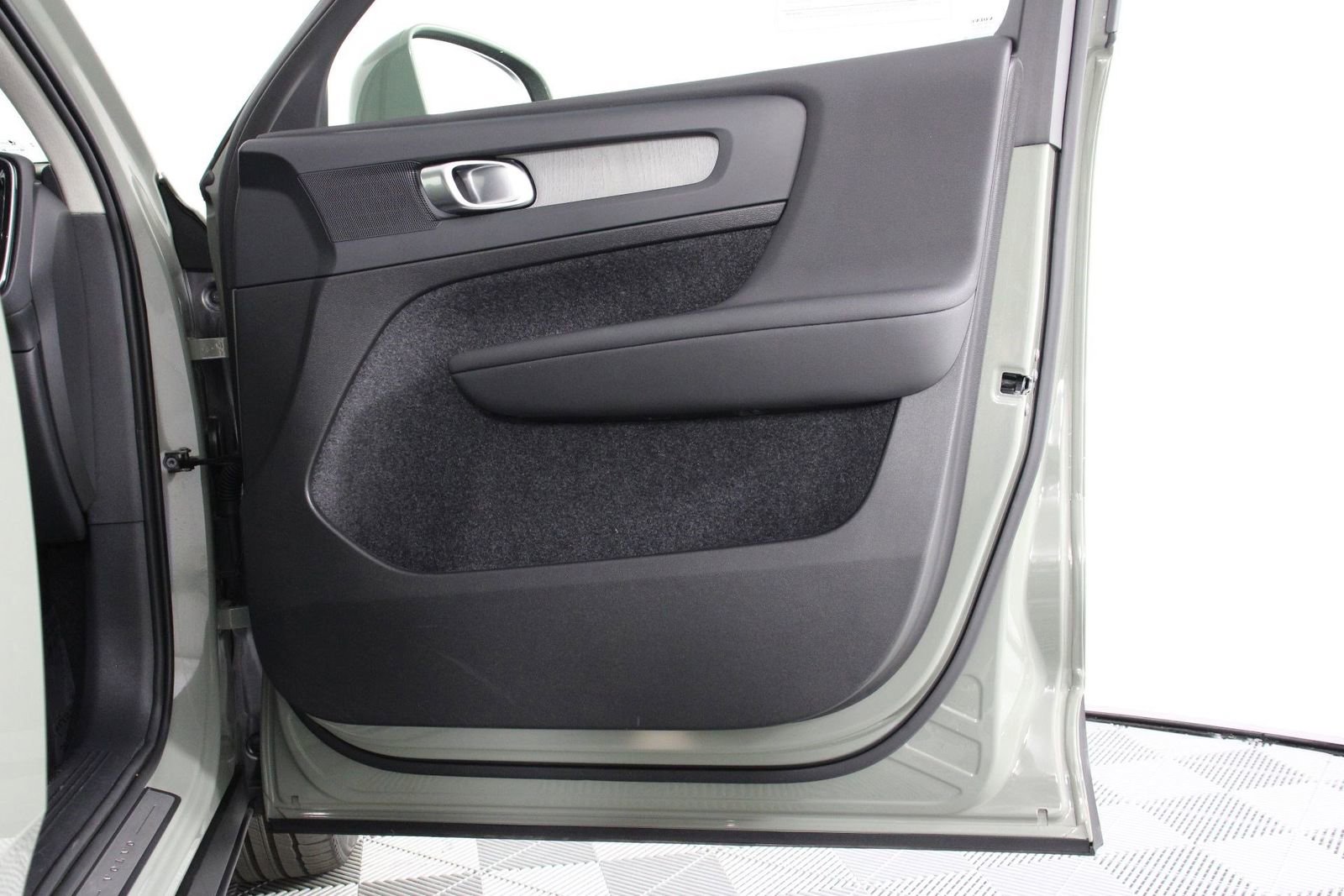 Certified 2025 Volvo XC40 B5 Plus image 21