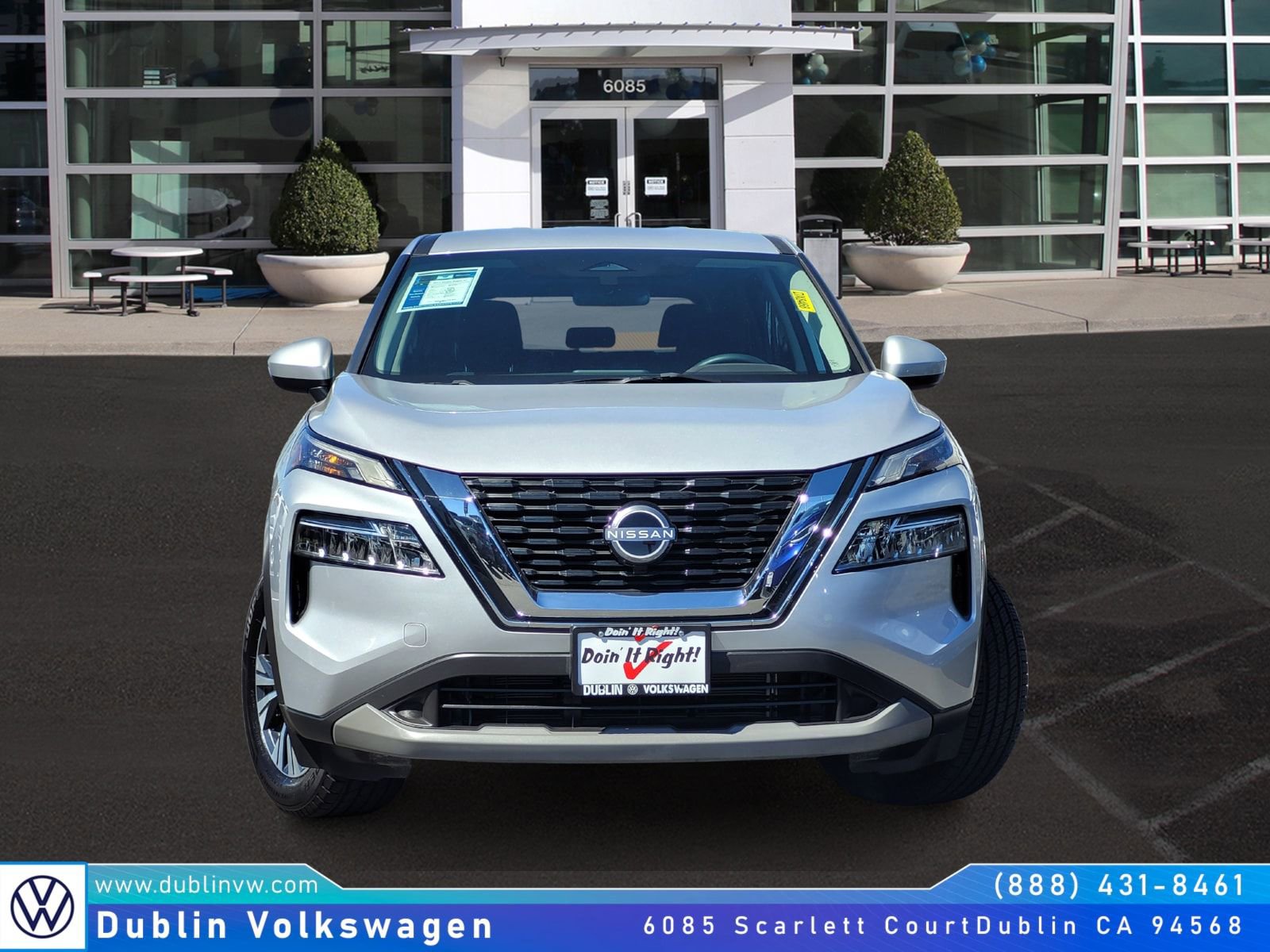 Used 2023 Nissan Rogue SV image 2