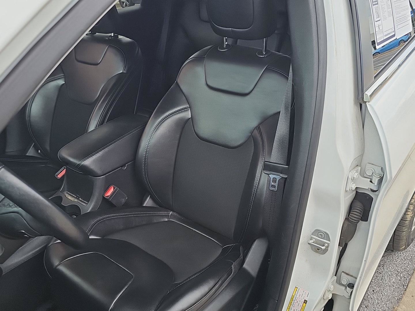 Used 2019 Jeep Cherokee Latitude Plus w/ Comfort/Convenience Group AWD/4WD image 17