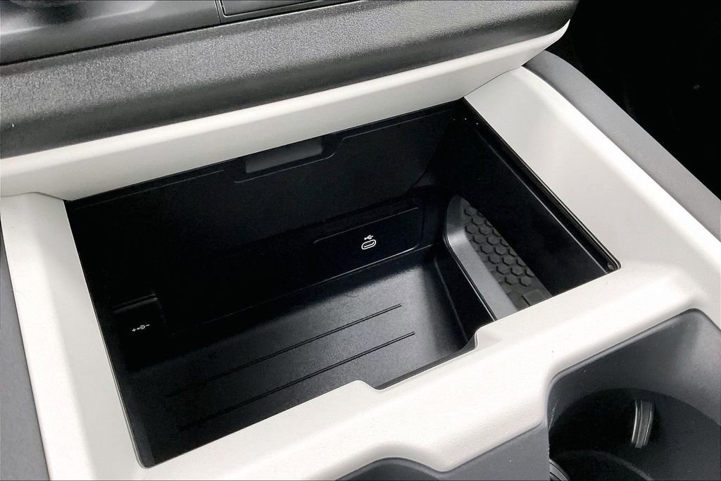 Used 2025 Land Rover Defender 130 X-Dynamic SE image 16