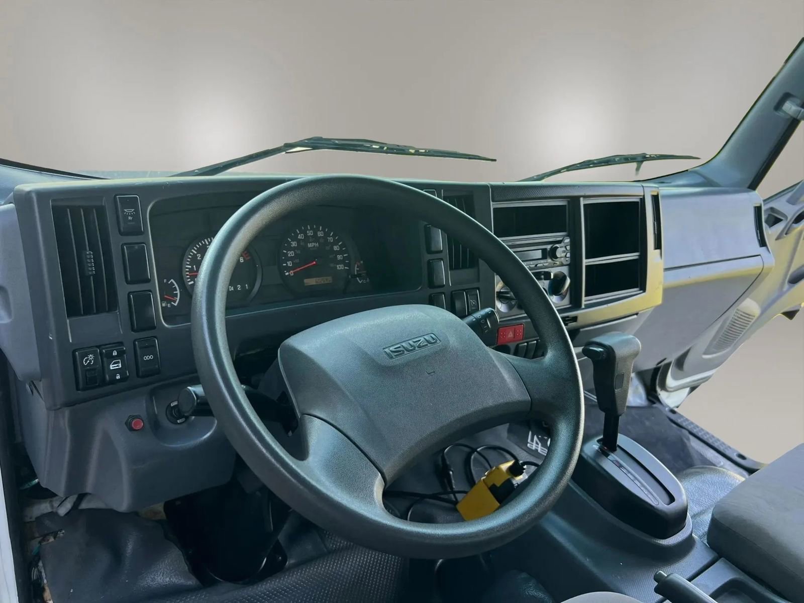 Used 2019 Isuzu NPR RWD image 7