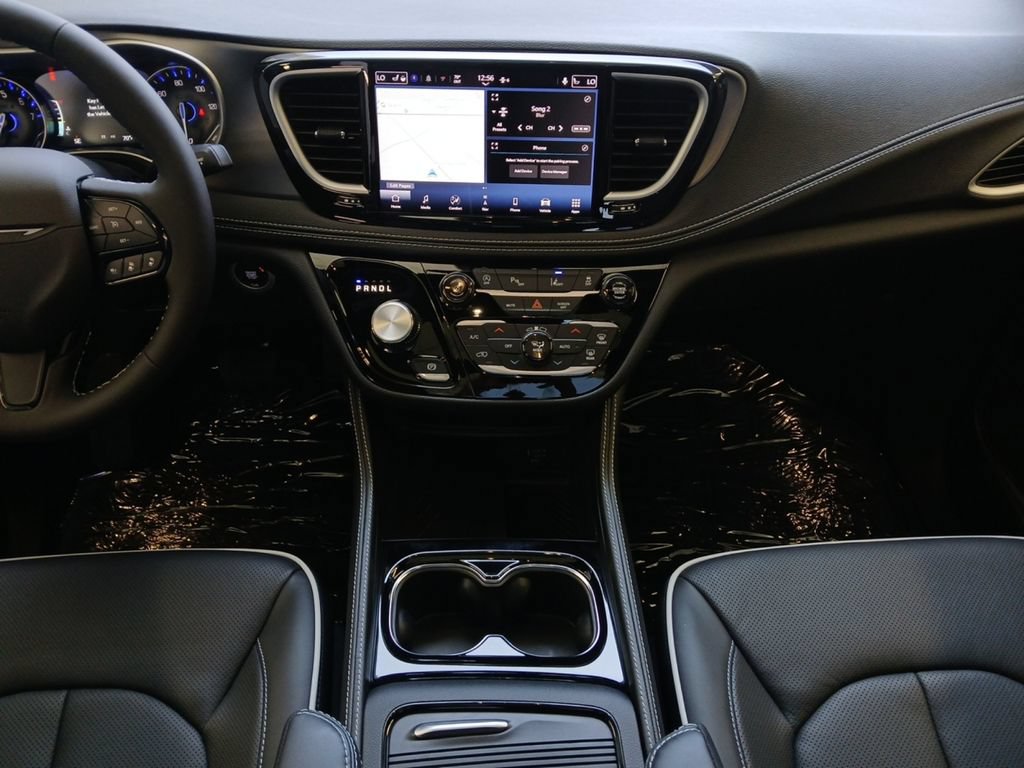 New 2027 Chrysler Pacifica Limited FWD image 3