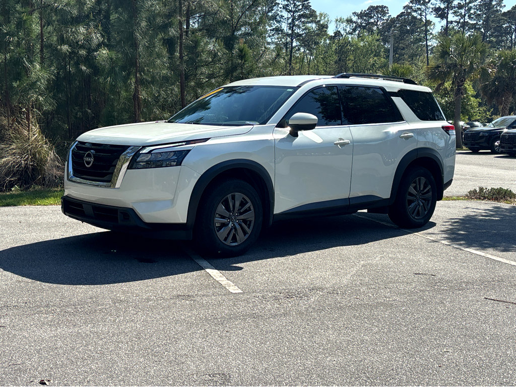 Used 2024 Nissan Pathfinder SV image 2