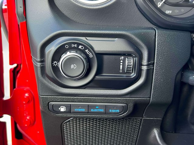 Used 2024 Jeep Wrangler Unlimited Sahara w/ Technology Group AWD/4WD image 16