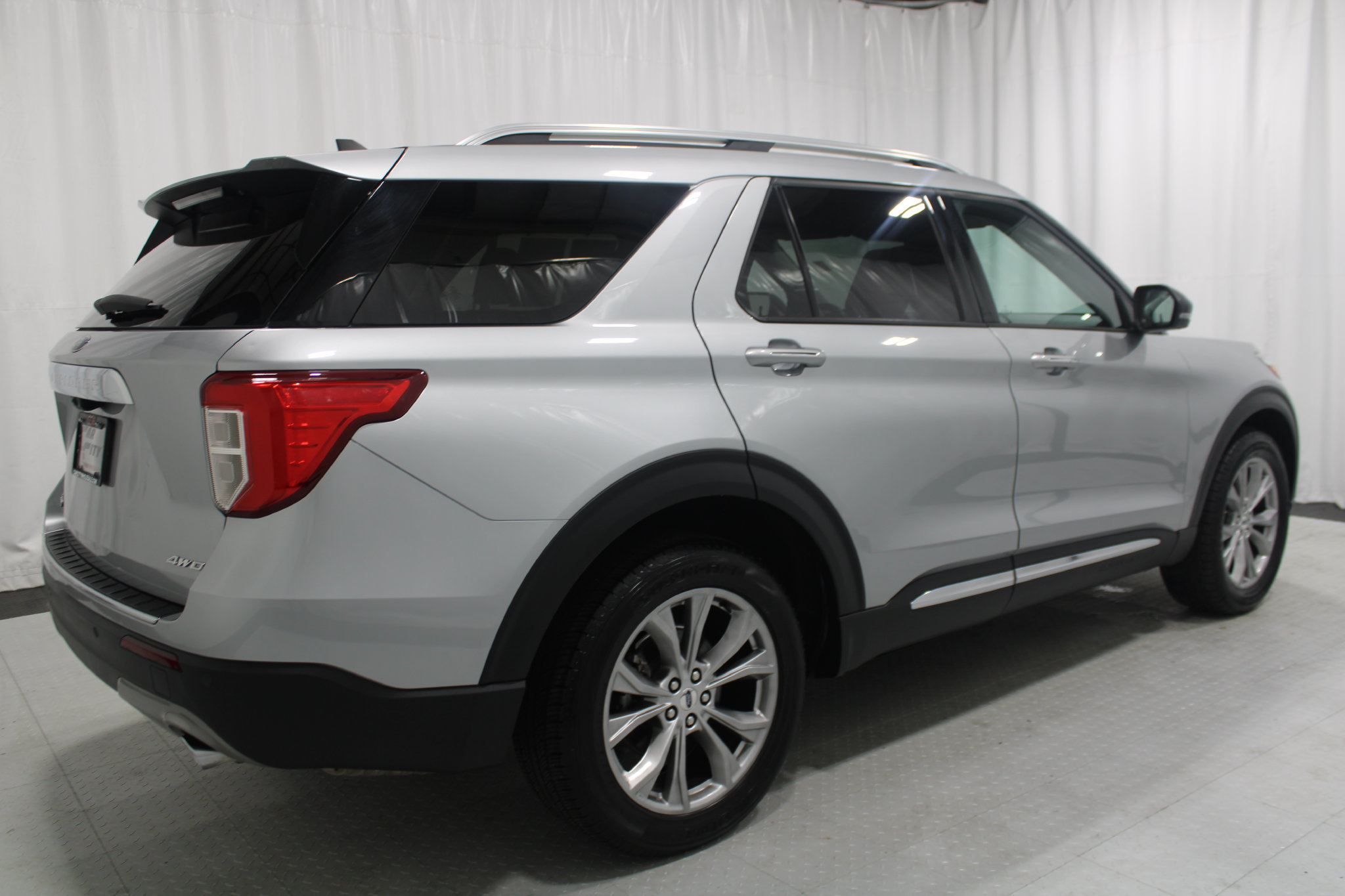 Used 2023 Ford Explorer Limited w/ Equipment Group 301A AWD/4WD image 6
