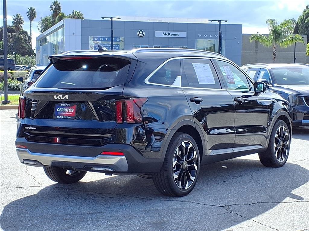 Used 2025 Kia Sorento EX w/ Panoramic Sunroof Package image 4