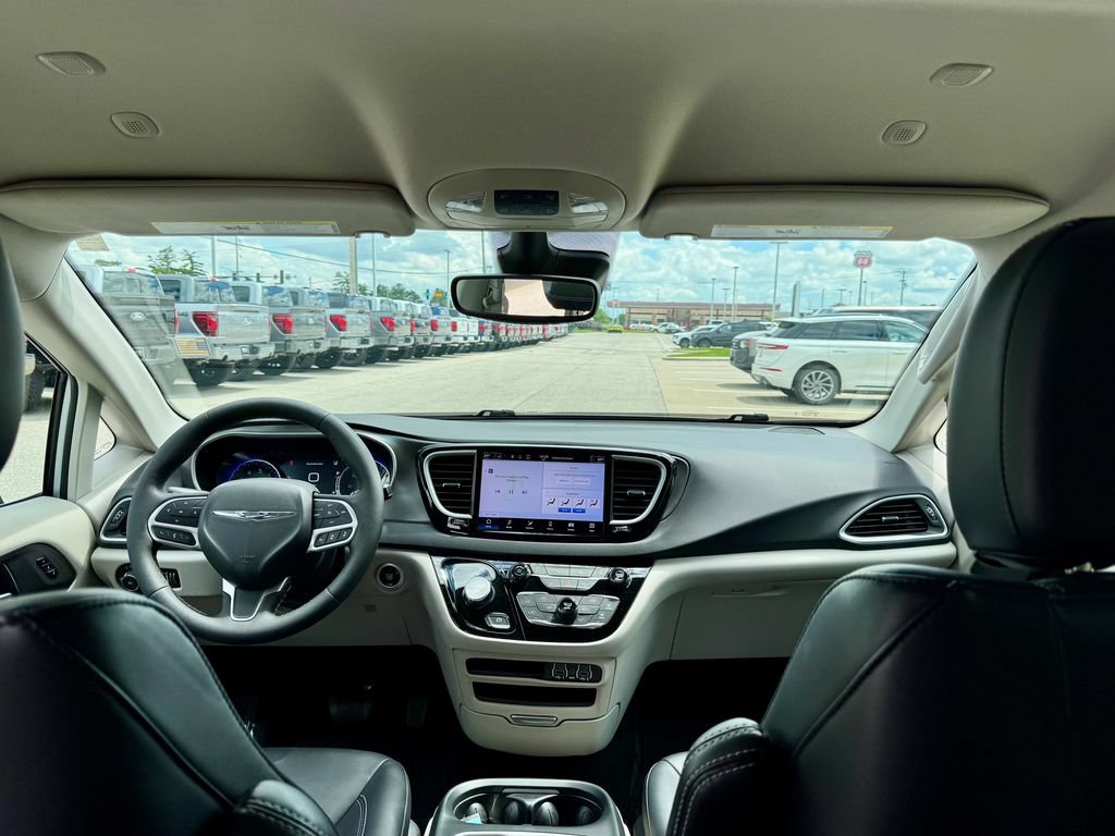 Used 2024 Chrysler Pacifica Touring-L FWD image 37