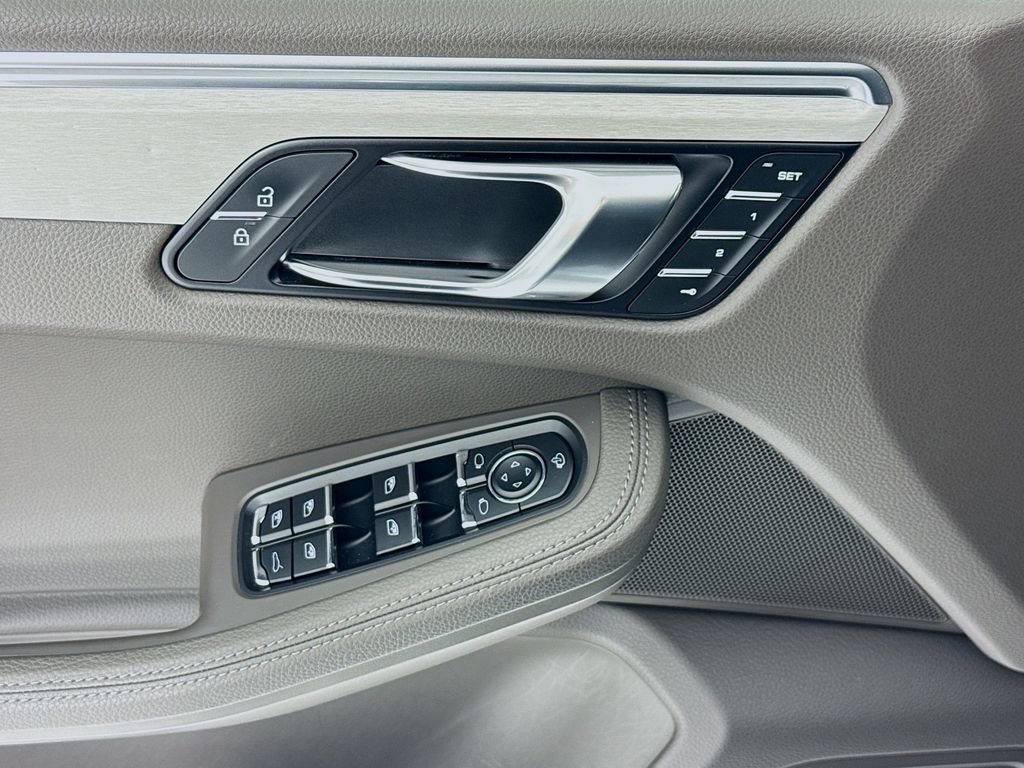 Certified 2023 Porsche Macan Turbo AWD/4WD image 11