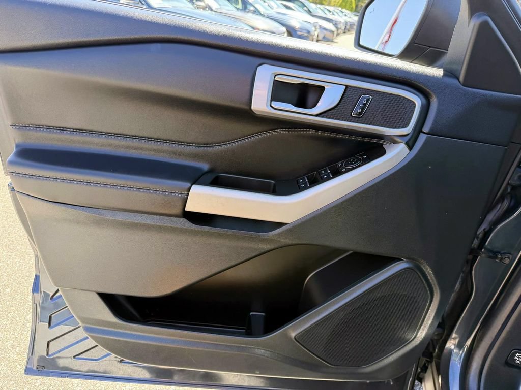 Used 2023 Ford Explorer XLT AWD/4WD image 18